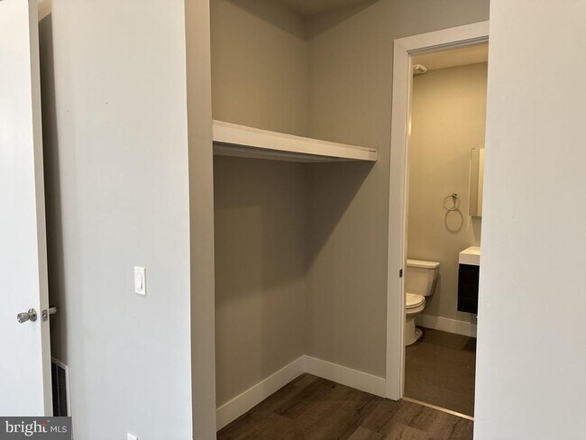 Building Photo - 907 Leland St