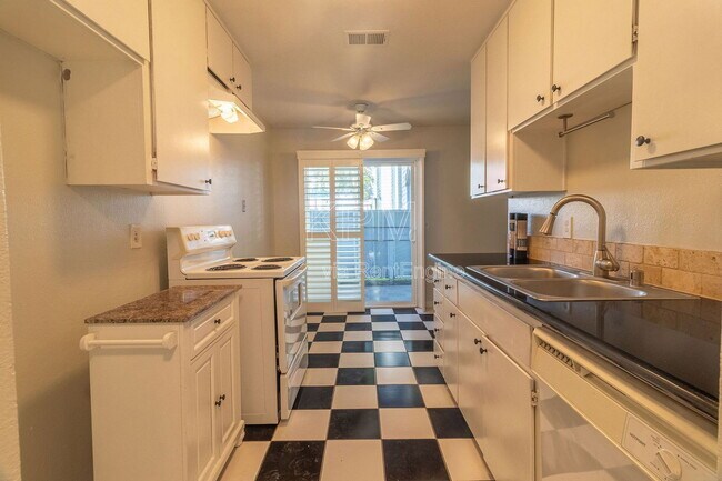 Building Photo - 445 Almond Dr
