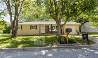 Building Photo - 1008 S Oak Ridge Dr