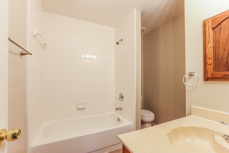 Building Photo - 3810 Village Well Dr