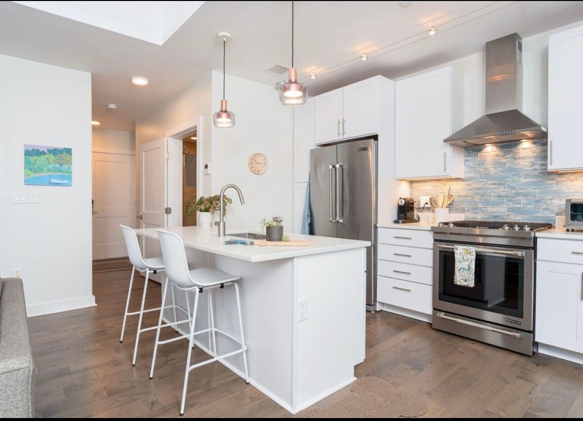 Building Photo - 62 India St