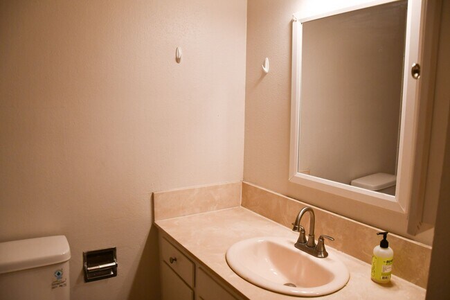 Building Photo - 522 E Collins Ave