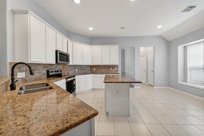 Building Photo - 23719 River Pl Dr