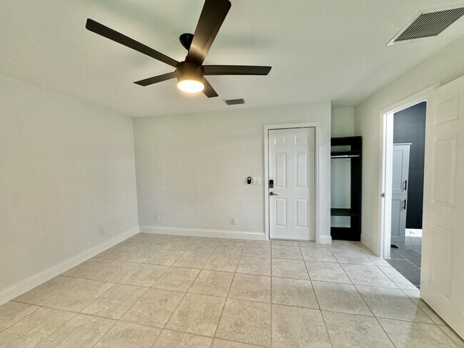 Building Photo - 5580 Cynthia Ln