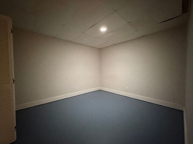 Building Photo - Large 4/2 with finished basement/bonus room- $1,895