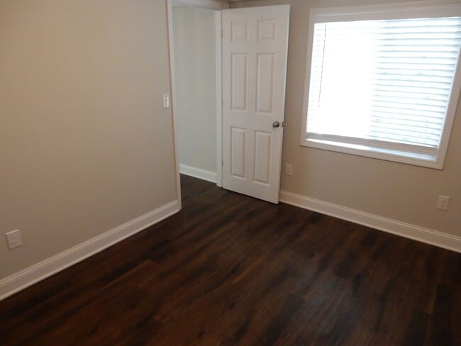 Building Photo - "Tiny" home offers one level living - WALK...