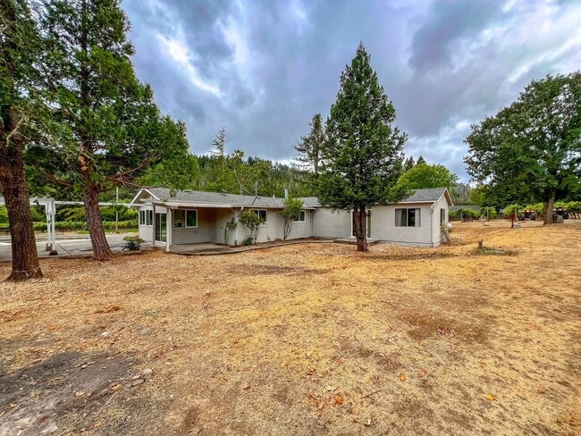 Building Photo - Three Bedroom St. Helena Home with Stunnin...