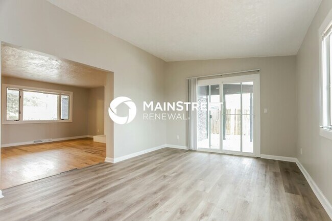 Building Photo - 4 Bedroom Pet-Friendly Home in AURORA, CO with Main Street Renewal