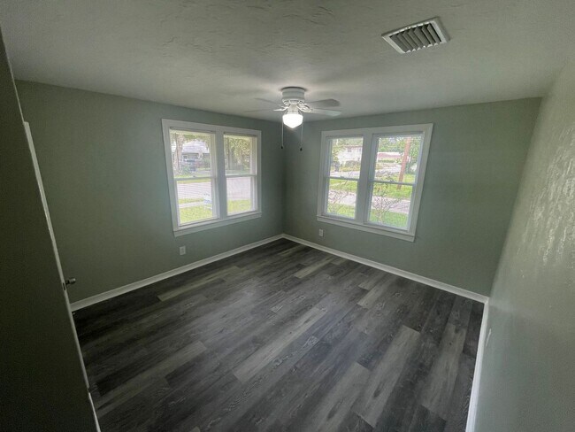 Building Photo - Spacious 2 bedroom, 1 bathroom home Availa...