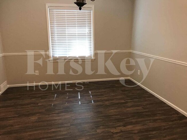 Building Photo - 5813 NW Aspen Ln