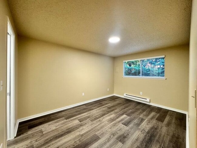 Building Photo - AVAILABLE NOW! Spacious 2 Bed, 1.5 Bathroo...