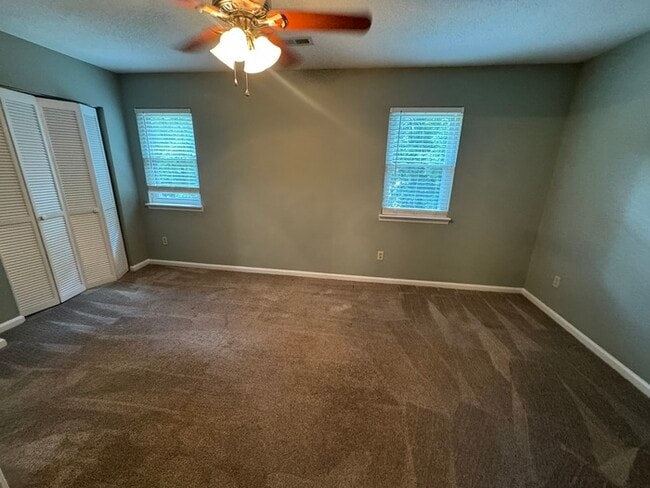 Building Photo - Beautiful 2 Bedroom 1.5 Bath Town Home! Ne...