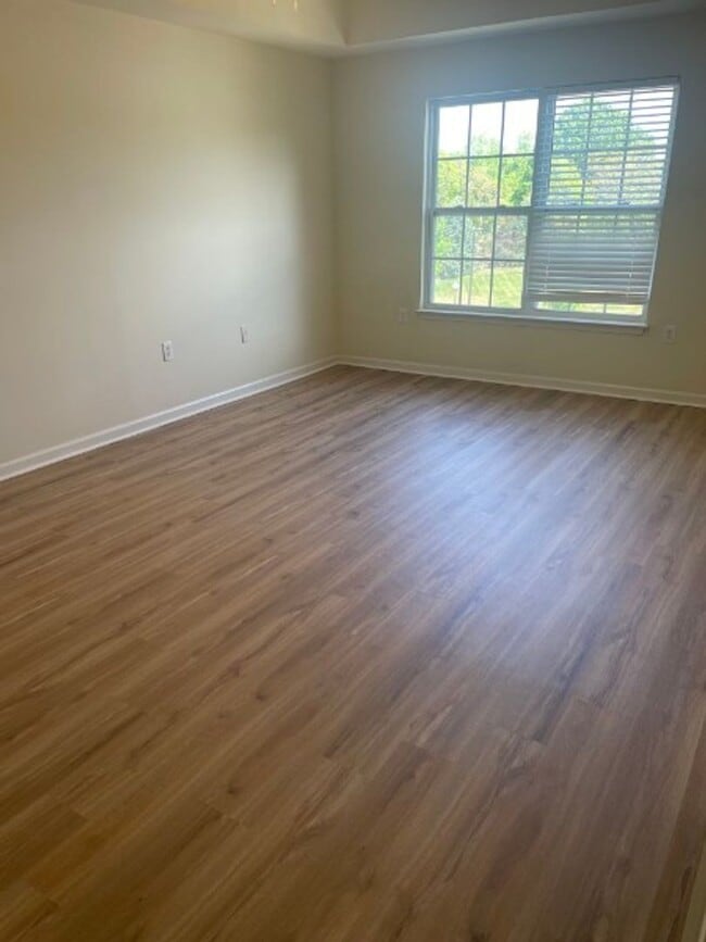 Building Photo - Great condo near Hanes Mall area, Clemmons and I40