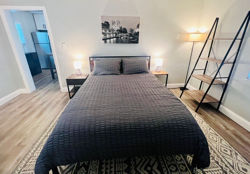 Building Photo - 401 S Mars Ave