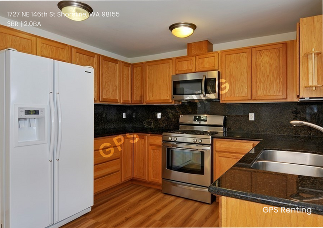 Building Photo - Shoreline Townhouse with great fenced yard