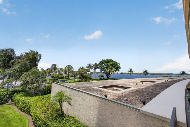 Building Photo - 136 Lakeshore Dr
