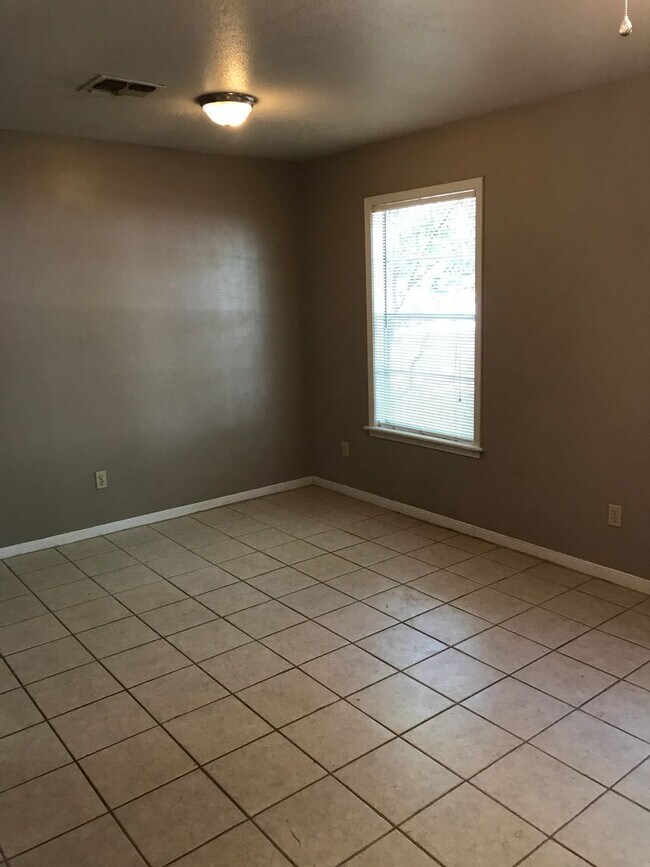 Building Photo - 700 Vassar Ct