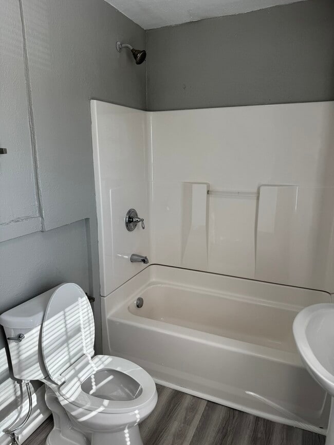 Building Photo - 1020 Sharpe Ave