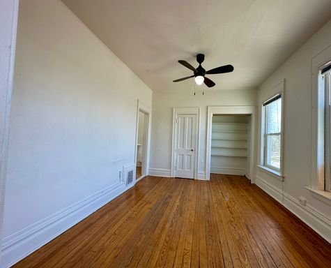 Building Photo - Charming Second Floor Unit with Off-Street Parking
