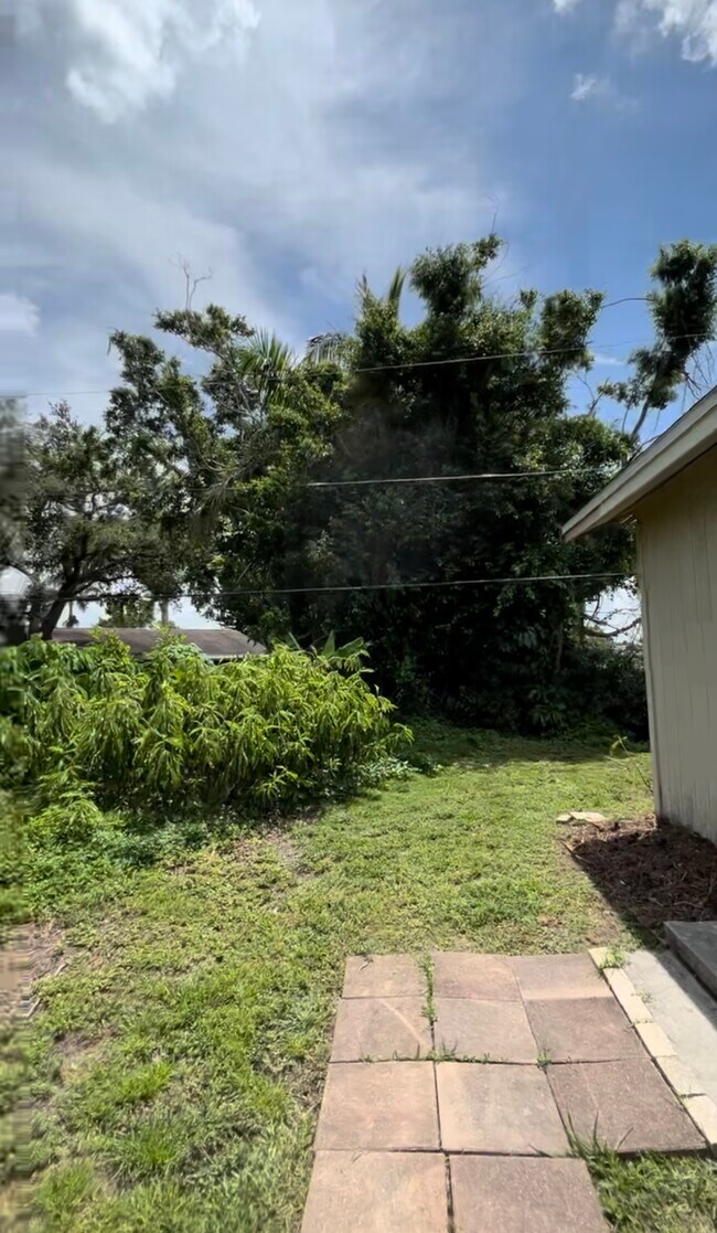 Building Photo - 144 Vermont Ave