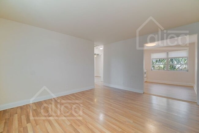 Building Photo - 801 N Sapodilla Ave