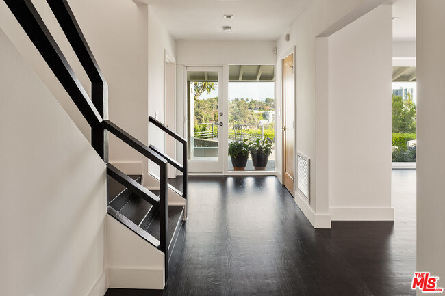 Building Photo - 500 Amalfi Dr