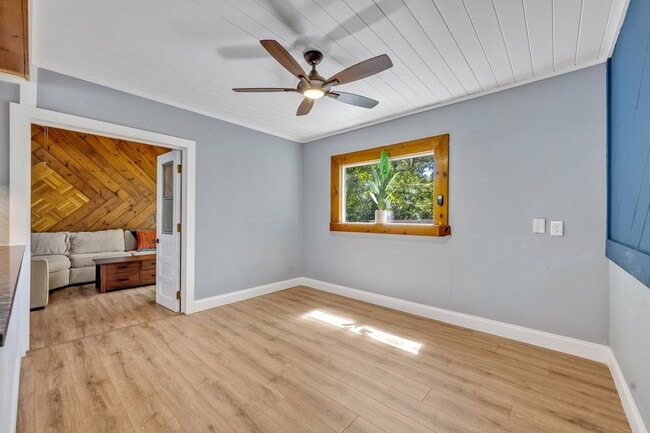 Building Photo - 525 S Crystal Lake Dr