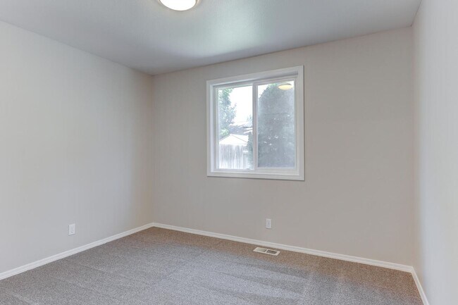 Building Photo - Remodeled near Boise River _ Pet Friendly!!