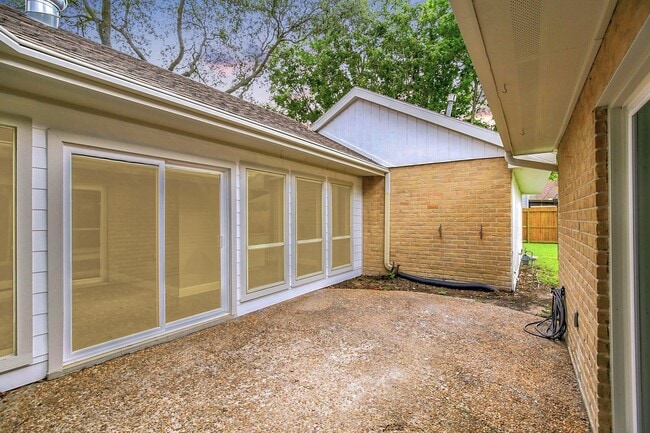 Building Photo - 2203 Briarview Dr