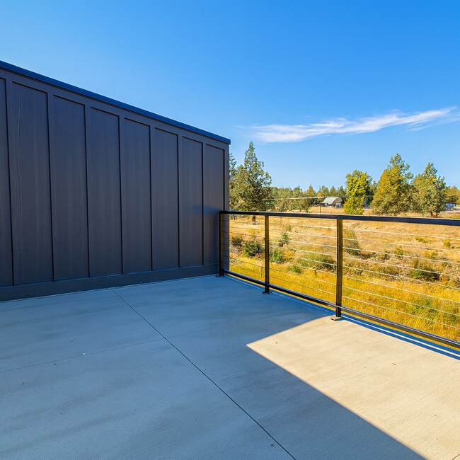 Building Photo - Your Bend Retreat: Spacious End Unit Townhouse with Pilot Butte Views