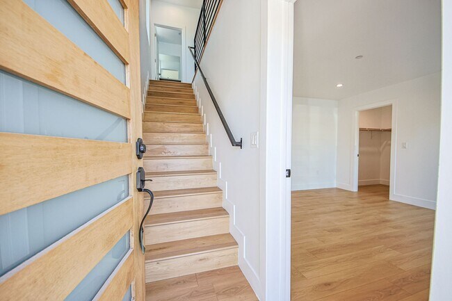 Building Photo - 2851 S Victoria Ave