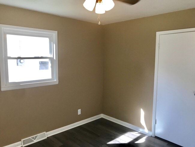 Building Photo - Updated SE Springfield Home -Available Now