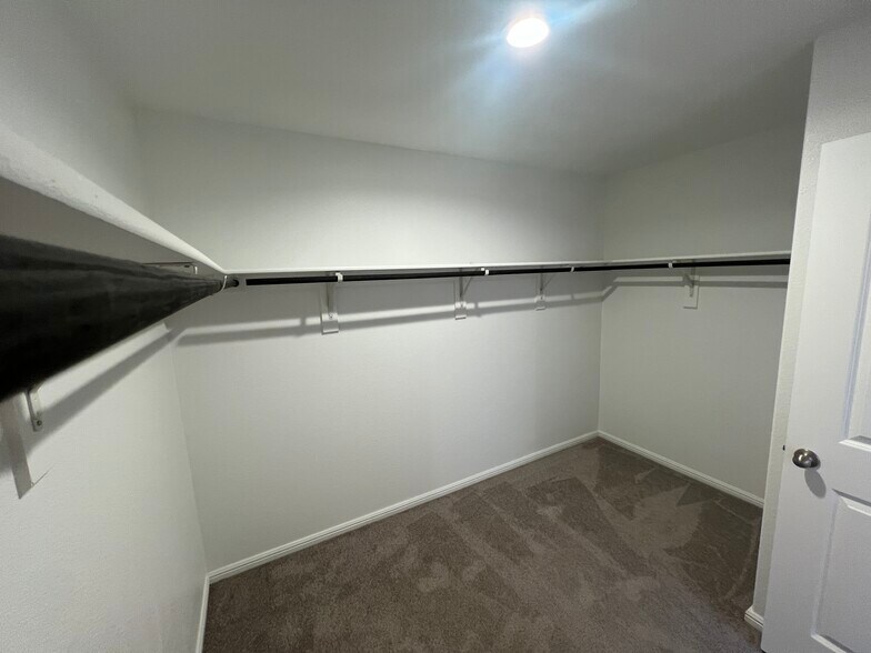 Building Photo - 829 Peighton Dr