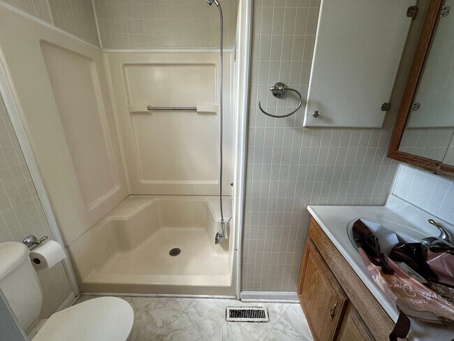 Building Photo - Christiansburg, 3 BR / 2 BA Available Now
