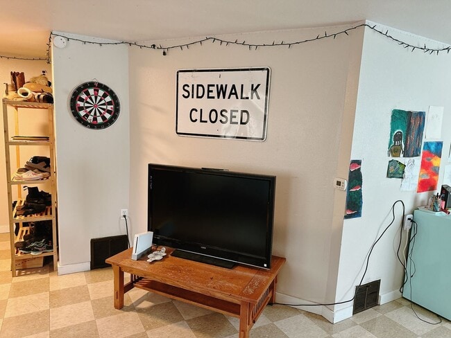 Building Photo - PRELEASE: 4 bd/1ba across from Laurel Park + near WWU