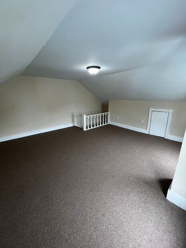 Building Photo - 3 bedroom 2 bathroom