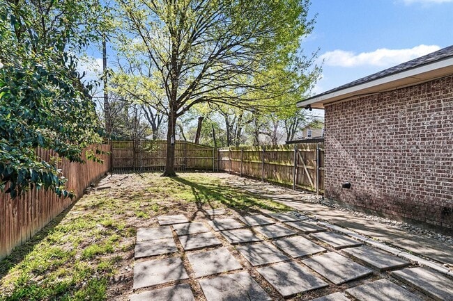 Building Photo - Beautiful home with classic styling, minutes away from Uptown, Oak Lawn, Cityplace, and Lower Gre...