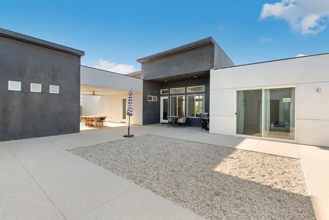 Building Photo - 58654 Piedmont Dr