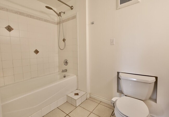 Building Photo - 2BR/2BA Downstairs Duplex with Parking and W/D