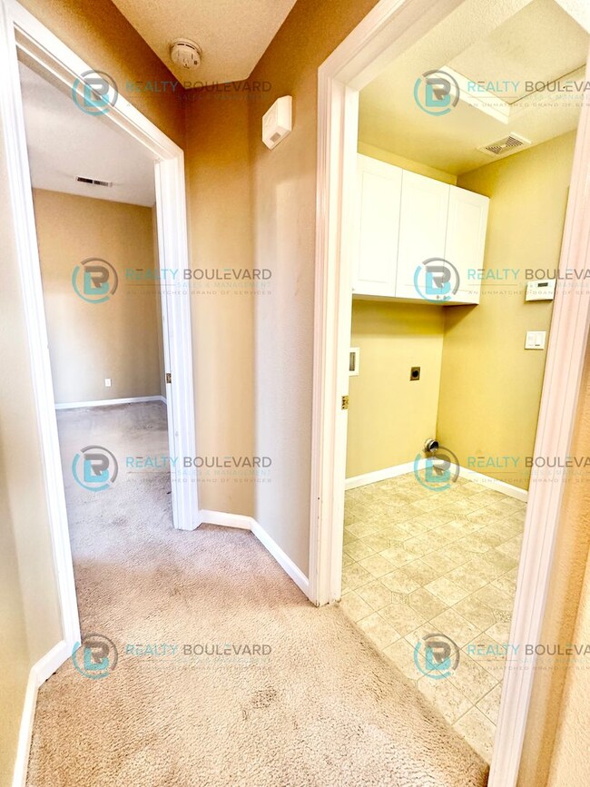 Building Photo - $500 Off Move-In Costs!! Great 3 Bedroom 2...