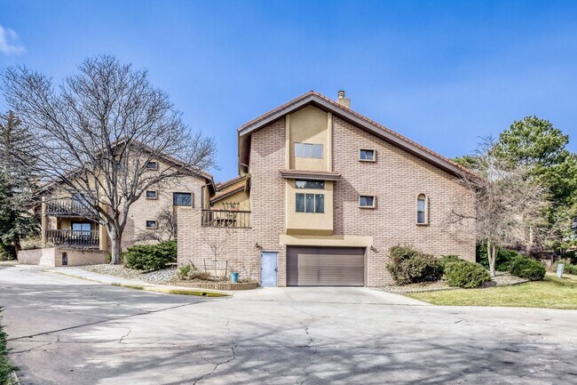 Building Photo - Charming, Classic Boulder Condo in a Prime Location - Available NOW