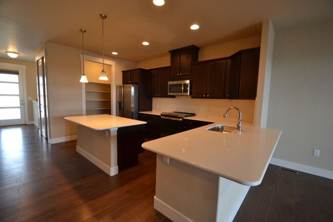 Building Photo - 3 Bedroom Ranch with Finished Basement Available Now!