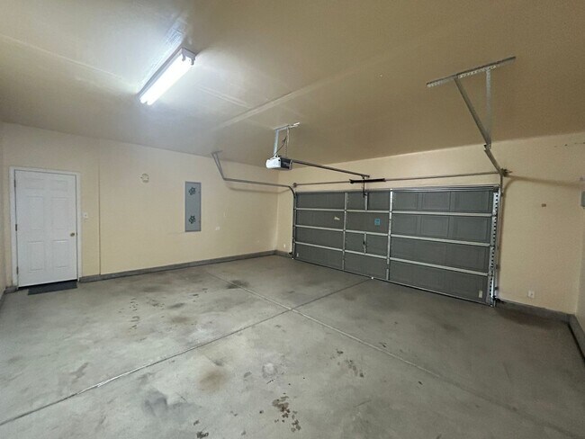 Building Photo - Beautiful 3 Bedroom/2 Bathroom + Office in...