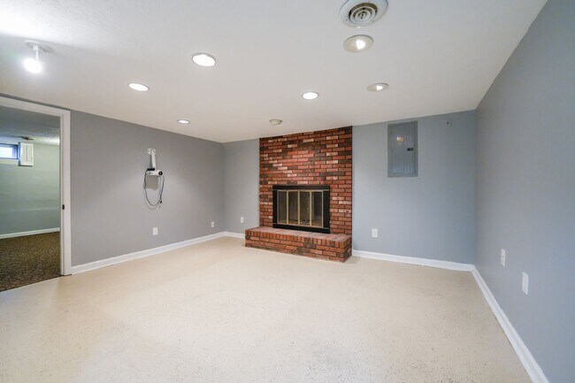 Building Photo - BEAUTIFUL CAPE COD IN BLUEGRASS ESTATES