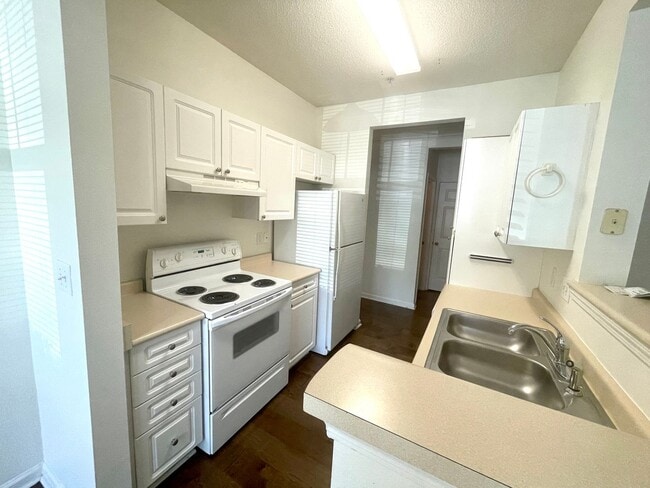 Building Photo - 2 Bedroom, 2 Bath Condo in Southampton Poi...