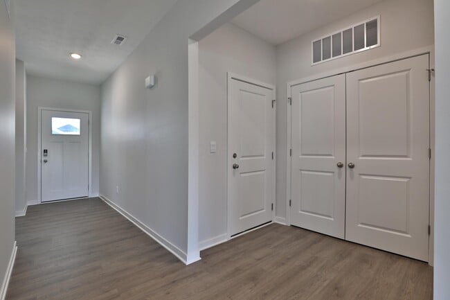 Building Photo - 738 Maria Dr