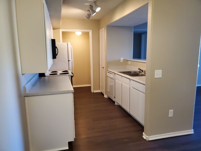 Building Photo - 1 BED, 1 BATH CONDO in "Latigo" Silverado ...