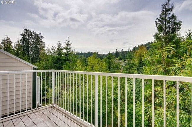 Building Photo - Beautiful Townhome Available in the Progress Ridge Subdivision in Beaverton!