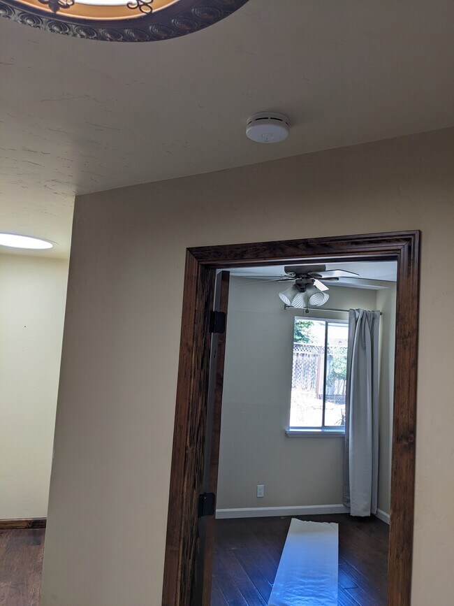 Building Photo - 1043 Bluebird Ave