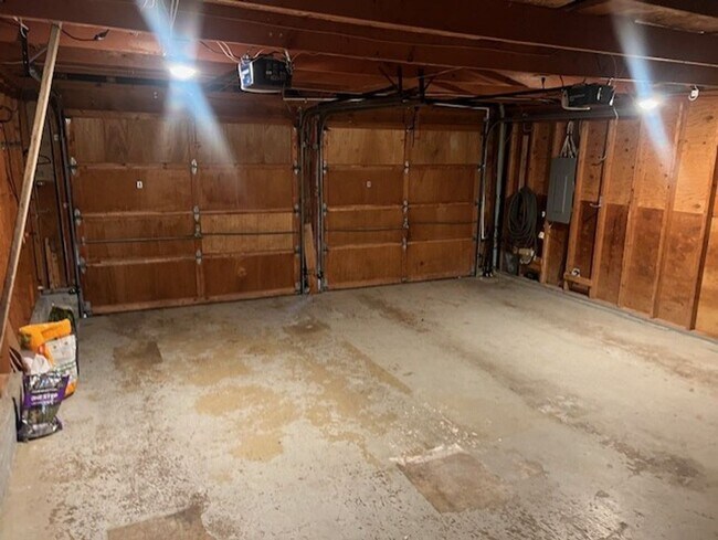 Building Photo - Highly desirable Sammamish 3 bedroom, 3 bath 1970asf.